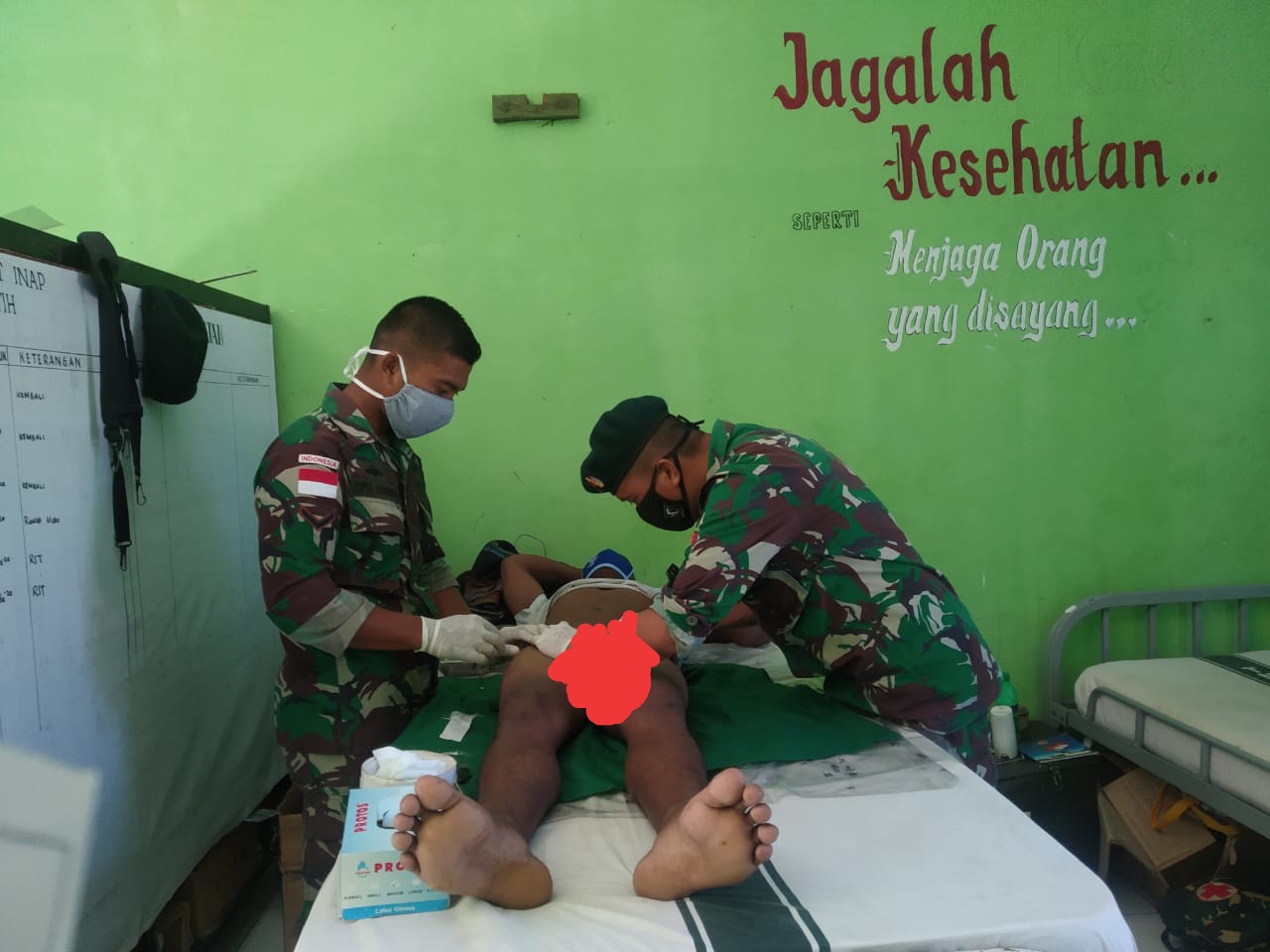 Khitan Gratis, Pemuda Sekitar Wilayah Perbatasan Terus Menerus Datangi Satgas Yonif Raider 142/KJ