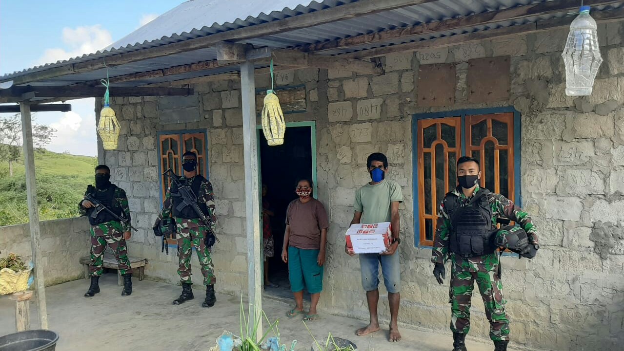 Patroli Simpatik, Satgas Yonif Raider 142 Bagikan Sembako Untuk Warga Terdampak Pandemi Wabah Covid -19