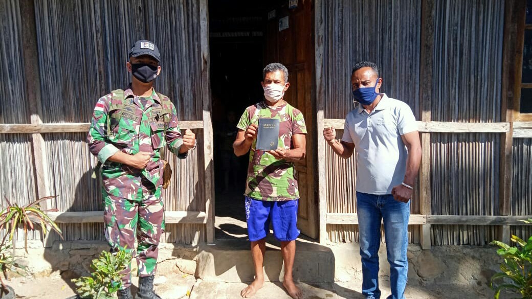 Tingkatkan Keimanan Di Tengah Pandemi Wabah Covid-19, Satgas Pamtas Yonif R 142/KJ Berikan Bantuan AlKitab