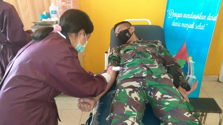 Salut, Darah Pun Disumbangkan Prajurit Satgas Pamtas Yonif R 142/KJ Untuk Masyarakat Perbatasan