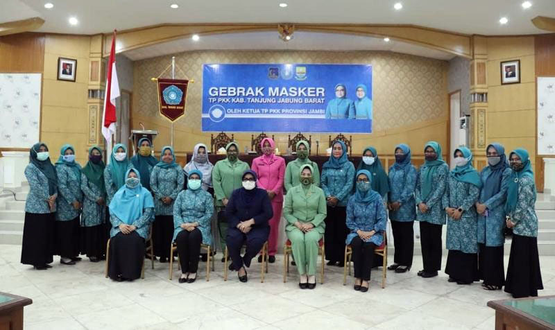 Ketua Persit KCK Koorcabrem 042 Dukung Pemerintah Cegah Penyebaran Covid-19 Melalui Gebrak Masker