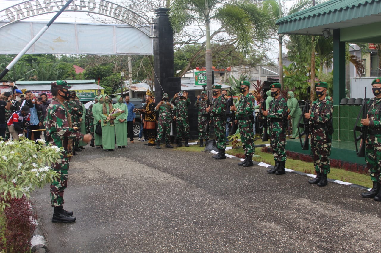 Kunker Pangdam II/Sriwijaya Disambut Jajar Kehormatan Prajurit Kodim Sarko