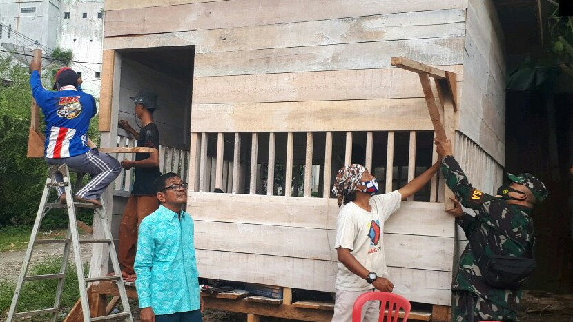 Bangkitkan Semangat Gotong Royong, Babinsa Koramil 09/Telanaipura Ajak Warga Bangun Pos Ronda
