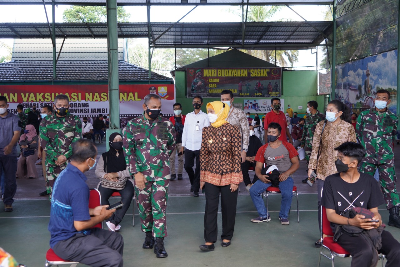 Tinjau Pelaksanaan Vaksinasi di Makorem 042/Gapu, Pj Gubernur Jambi : “Pemrov Targetkan 461.000 orang di Vaksin”