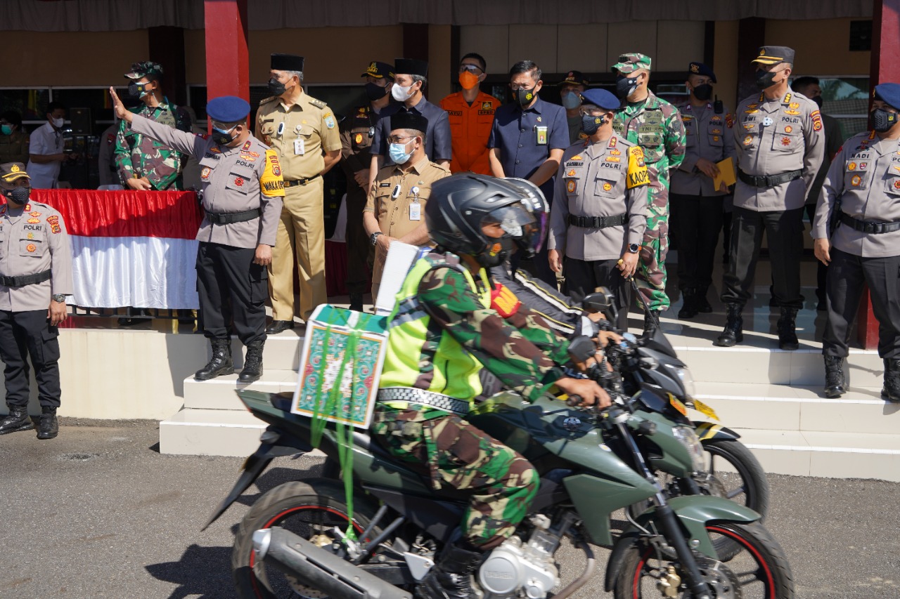 Kasrem 042 Gapu bersama Kapolda Dampingi Sekda Provinsi Jambi Lepas Babinsa dan BKTM Distribusikan Sembako Untuk Warga Terdampak Covid -19