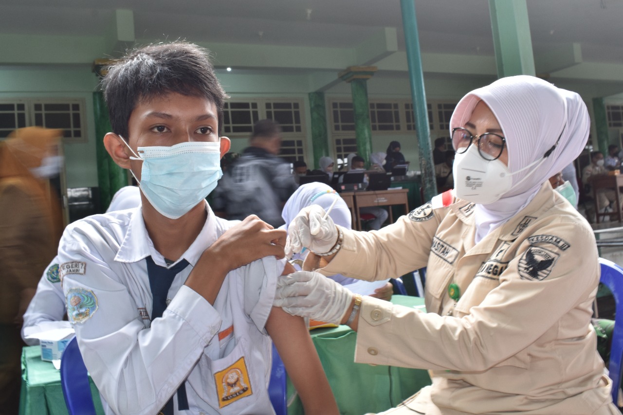 Korem 042 Gapu Gelar Serbuan Vaksinasi Massal Untuk Pelajar di Balai Prajurit
