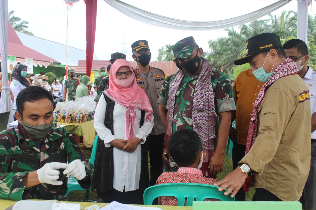 Danrem 042/Gapu Tinjau Vaksinasi Anak Usia 6-11 Tahun Di Kabupaten Merangin