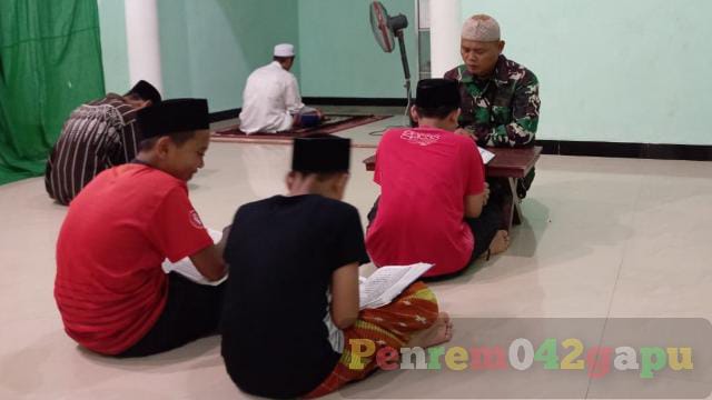 Salut! Anggota Satgas TMMD Juga Jadi Guru Ngaji Anak-anak Desa