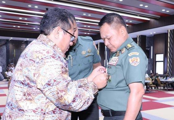 Terima Pin Emas, Kasad Ajak Insan Pers Tangkal Berita Hoaks