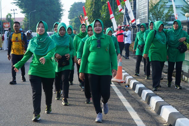Jaga Kebugaran Tubuh, Ketua Persit Koorcab Rem 042 Bersama Anggota Laksanakan Jalan Santai