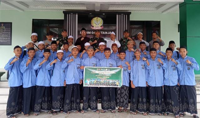Dandim 0419/Tanjab Lepas Ponpes Al-Baqiattus Shalihat Ikuti Liga Santri Tingkat Provinsi