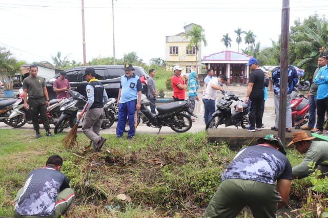 Bersama Forkopimda, Dandim 0419/Tanjab Tinjau Gotong Royong Di Kampung Kerukunan Umat Beragama