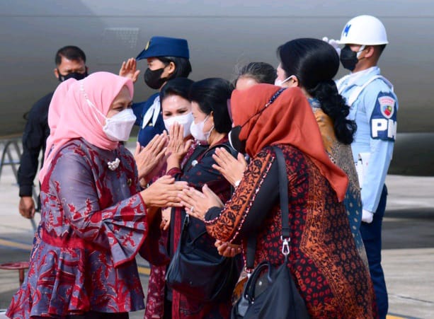 Ketua Persit KCK Koorcab Rem 042 Dampingi Kunker Ibu Negara Iriana Joko Widodo Di Jambi