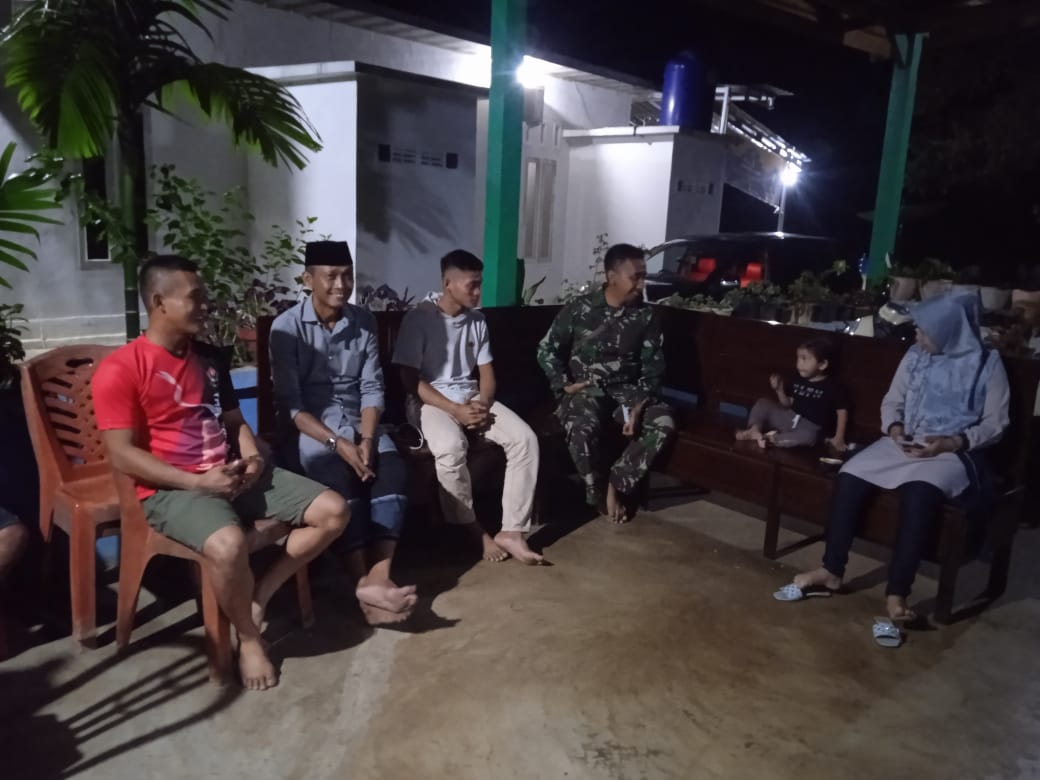Potret Keakraban Anggota Satgas TMMD Bersama Keluarga Asuh Di Desa Talang Silungko