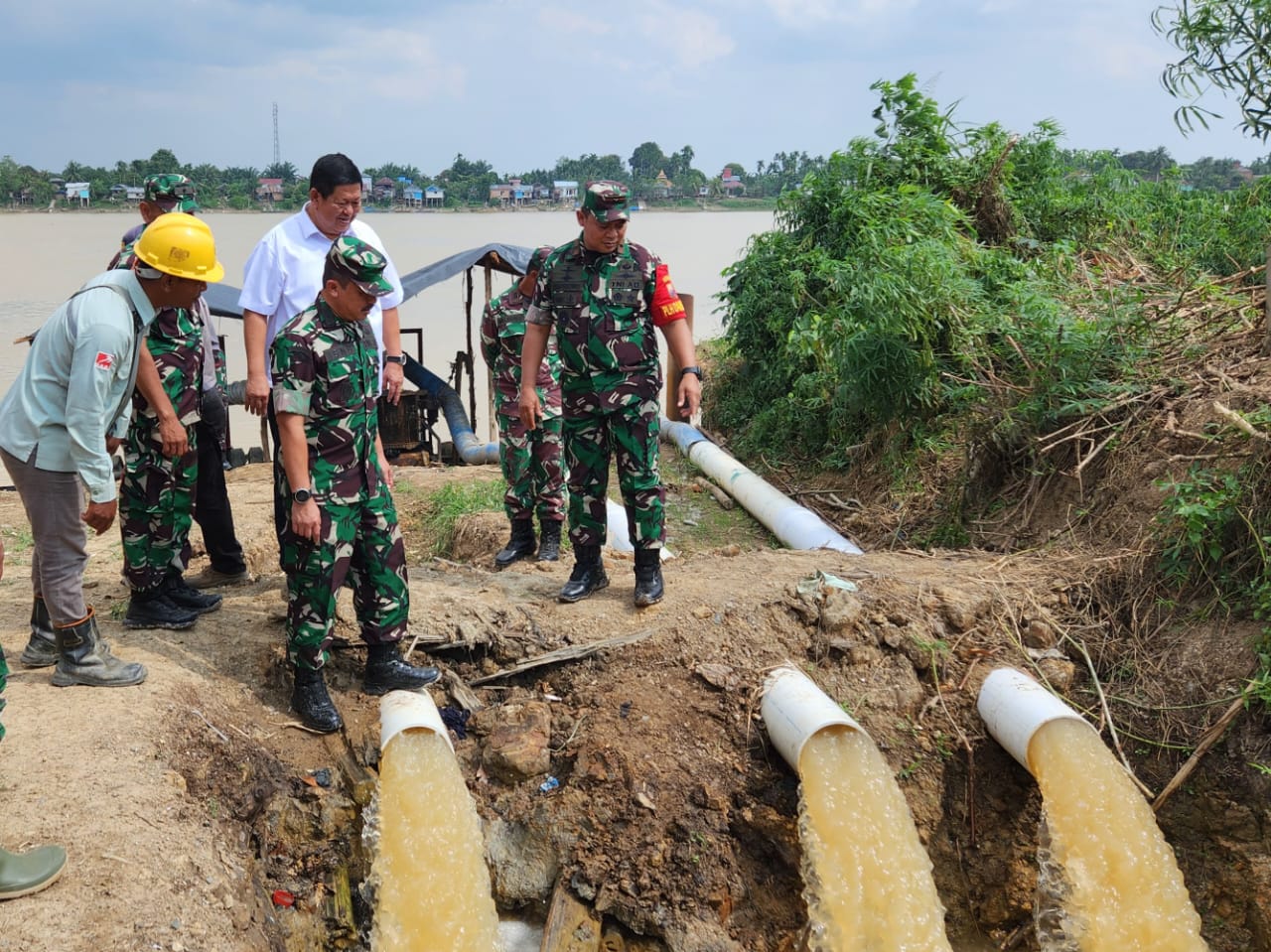 DANREM 042/GAPU LAKUKAN INSPEKSI POS KARHUTLA DAN CEK PROYEK WATER INTAKE SUNGAI BATANGHARI