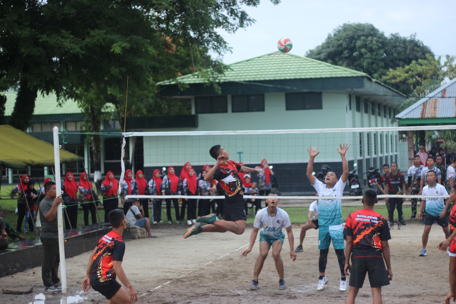 SAMBUT HUT YONIF 142/KJ KE-71 DANYONIF 142/KJ GELAR LOMBA VOLLY ANTAR KOMPI