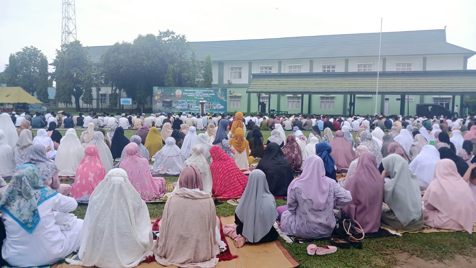 Antusias masyarakat shalat Idul Adha bersama anggota TNI di Lapangan Makorem 042/Gapu