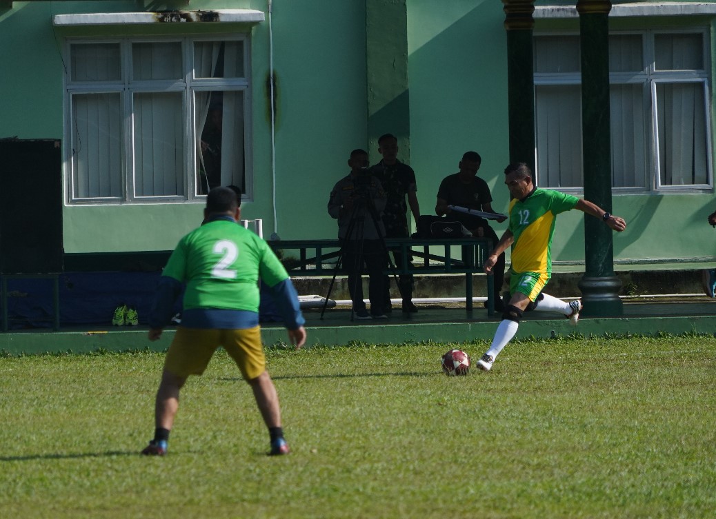 Bermain Sepakbola Bersama Danrem 042/Gapu, Pengalaman Luar Biasa Bagi Wartawan di Jambi