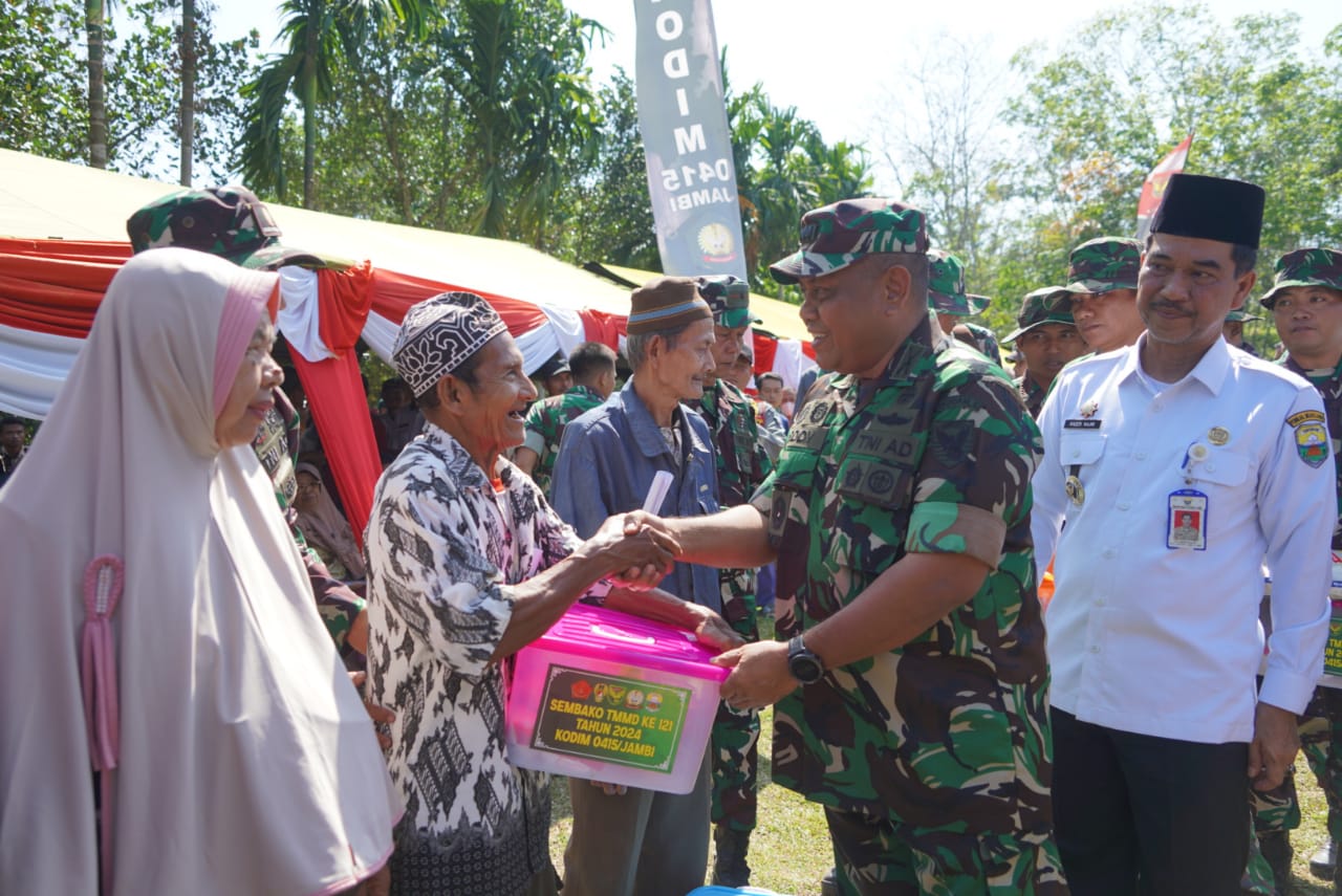 Kasrem 042Gapu bersama Dandim 042/Gapu salurkan sembako untuk mencegah stunting di kabupetan Muaro Jambi
