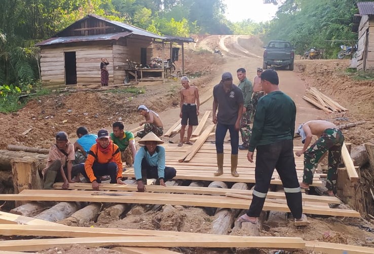 Pengerjaan Jembatan Darurat di Desa Bedeng Rejo Terus Dikebut Satgas TMMD 122 Kodim 0420/Sarko