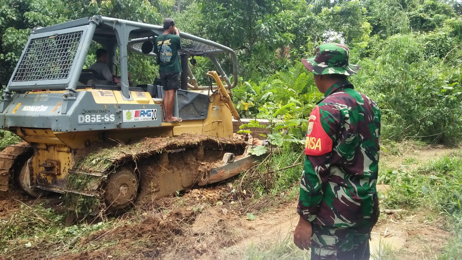 Anggota Satgas TMMD ke 122 Kodim Sarko Mulai Bangun Jembatan Darurat