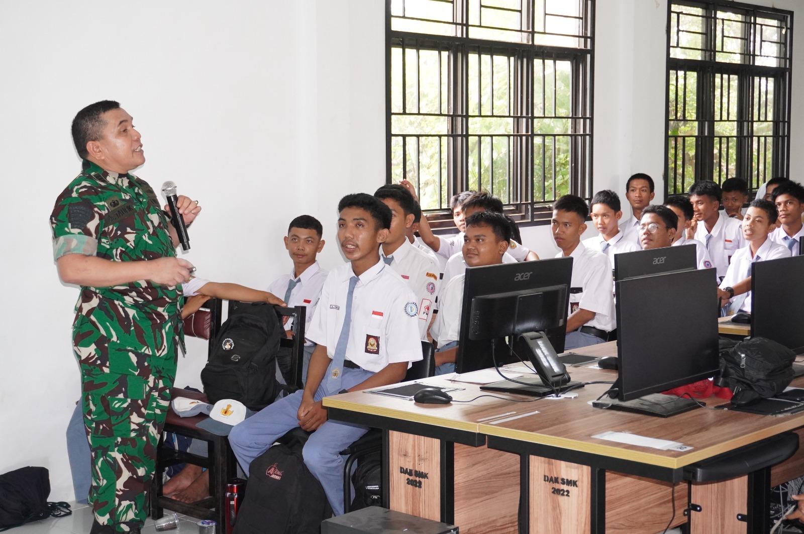 Kodim 0419/Tanjab Berikan Pembekalan Wawasan Kebangsaan di SMK Negeri 1 Tanjab Barat