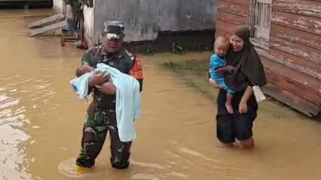Aksi Heroik Babinsa Selamatkan Bayi 40 Har dari Genangan Banjir di Kotabaru