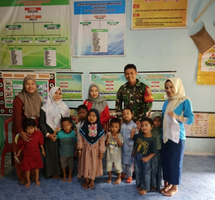 Kopda Ihsan Satria Menyisihkan Sebagian Uangnya untuk Berikan Susu dan Vitamin Kepada Anak-Anak di Desa Binaan