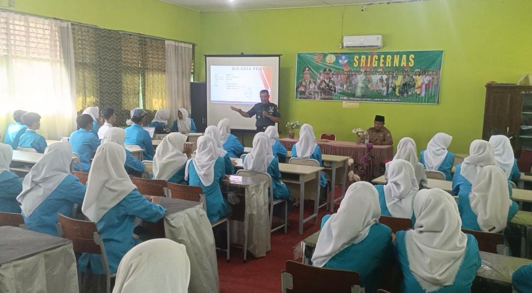 Kodim 0420/Sarko Berikan Cindera Mata kepada SMKN 1 Merangin