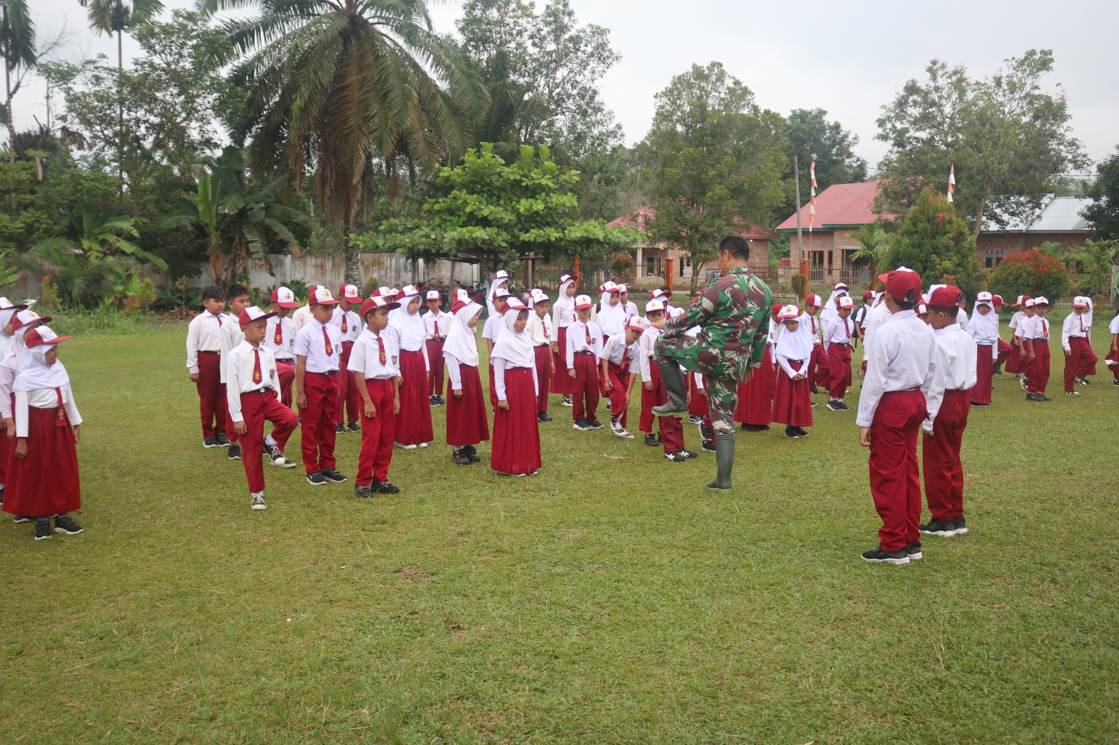 Satgas TMMD Ke-123 Kodim 0416/Bute Latih PBB Sejak Usia Dini di SD Negeri 06/VII Teluk Kuali