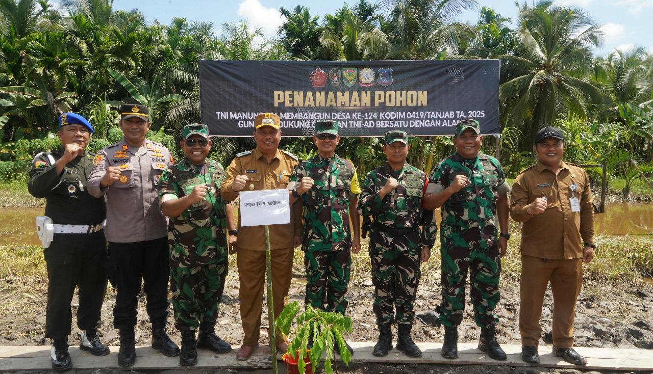 Penanaman Pohon Bersama sebagai Komitmen Hijaukan Desa Kegiatan Wasev TMMD Ke-124 Kodim 0419/Tanjab Disambut Antusias Warga