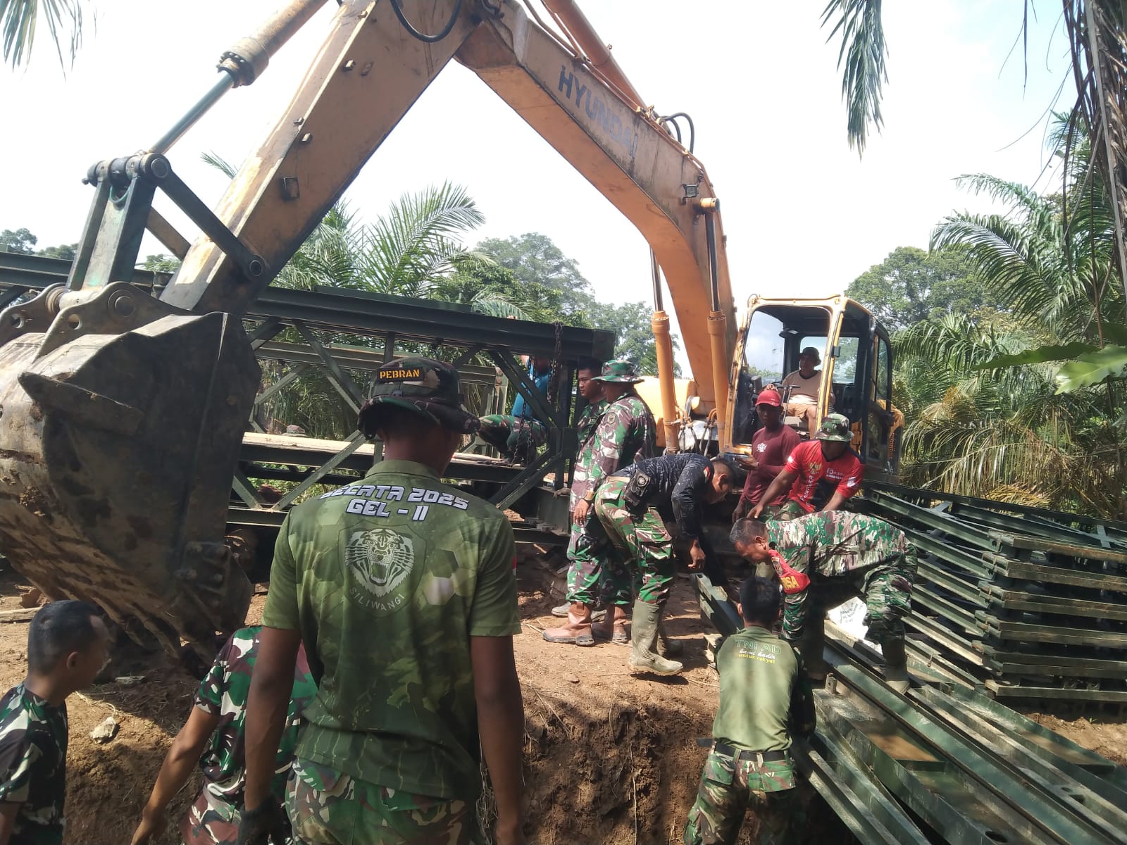 Kodim 0415/Jambi Bersama Satuan Jajaran Bangun Jembatan Bailey, Pulihkan Akses Penghubung Dua Kecamatan di Batang Hari
