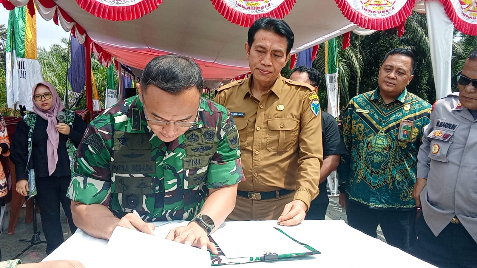 DANDIM 0415/JAMBI DAMPINGI BUPATI BATANG HARI RESMIKAN JEMBATAN BAILEY, WUJUD NYATA TNI HADIR UNTUK RAKYAT